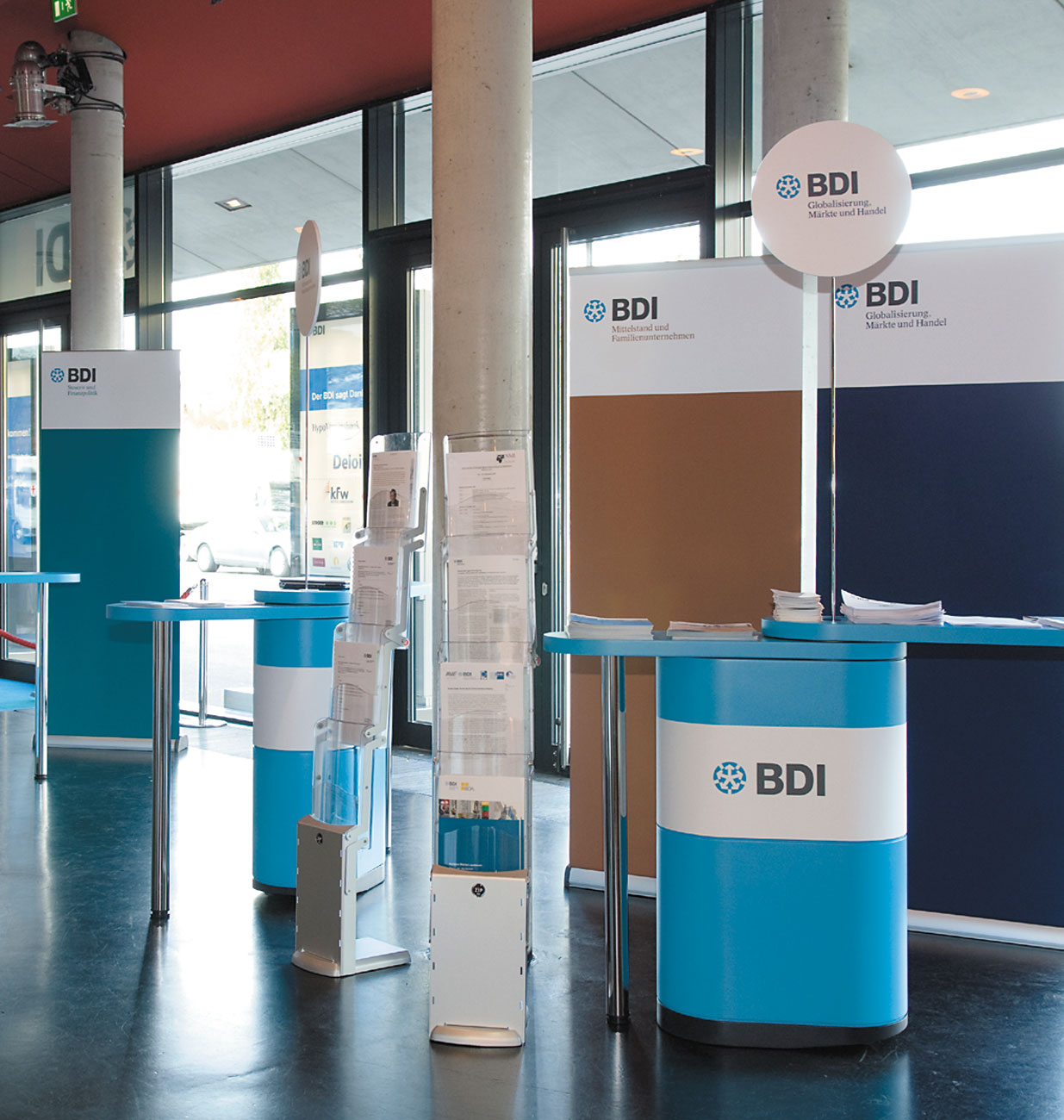 Messetheke in der Farbe Cyanblau mit Logografik