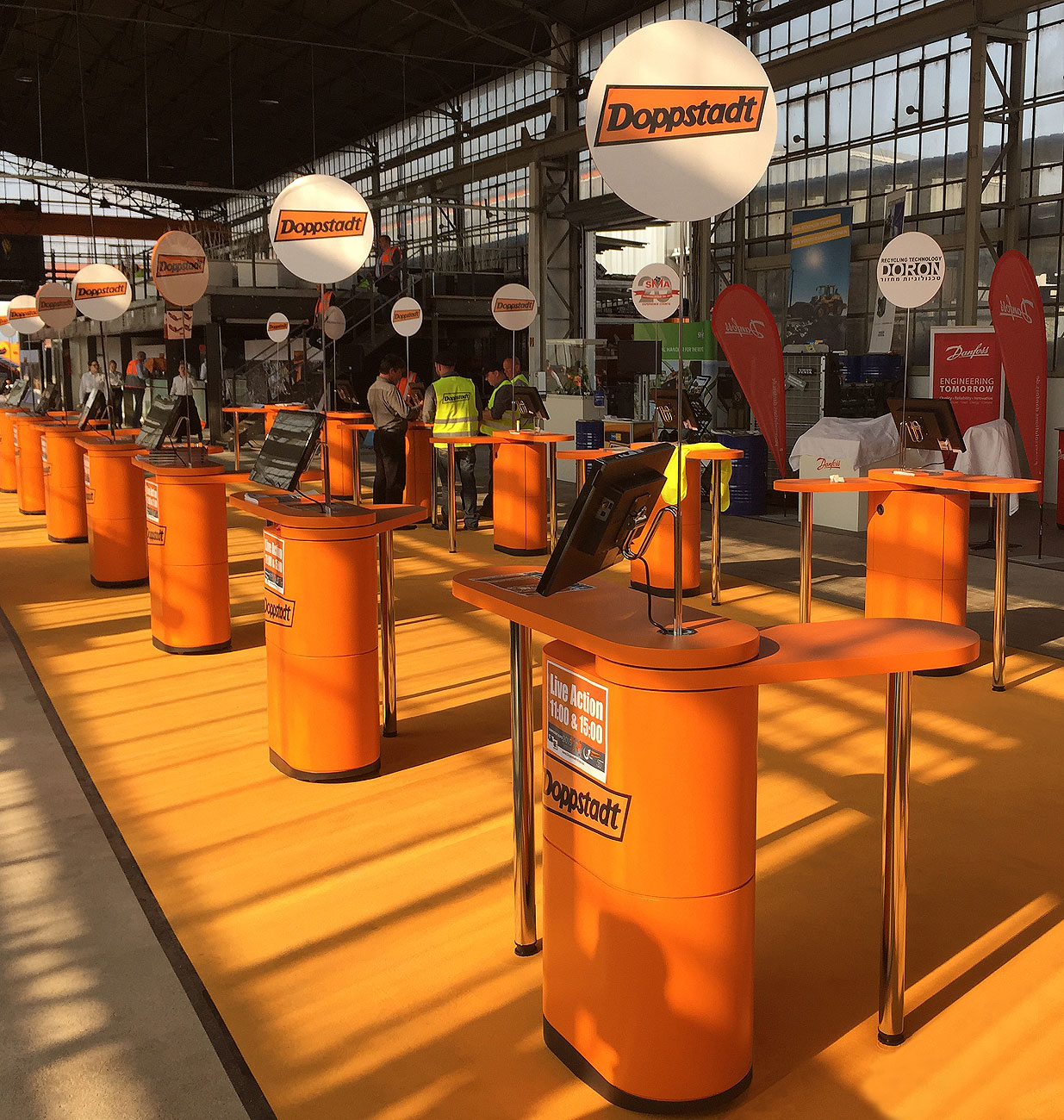 Messetheke in der Farbe Orange,RAL 2011 mit Grafik