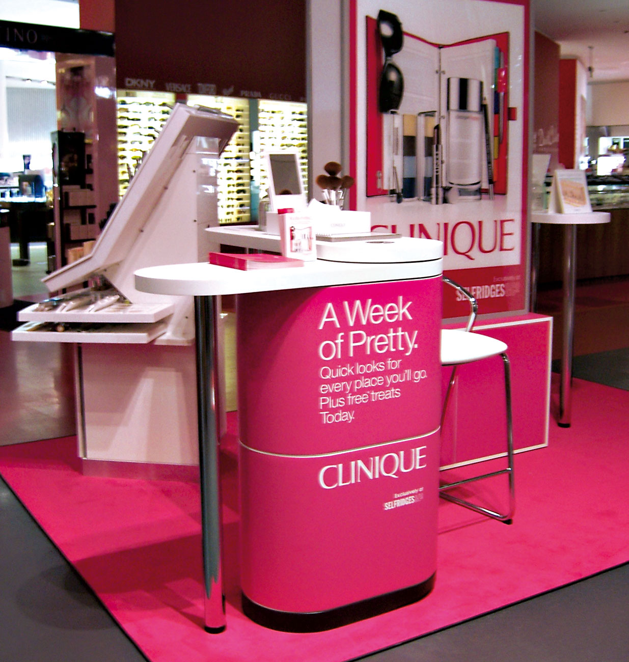 Messetheke in der Farbe Weiß und Magenta mit Logografik