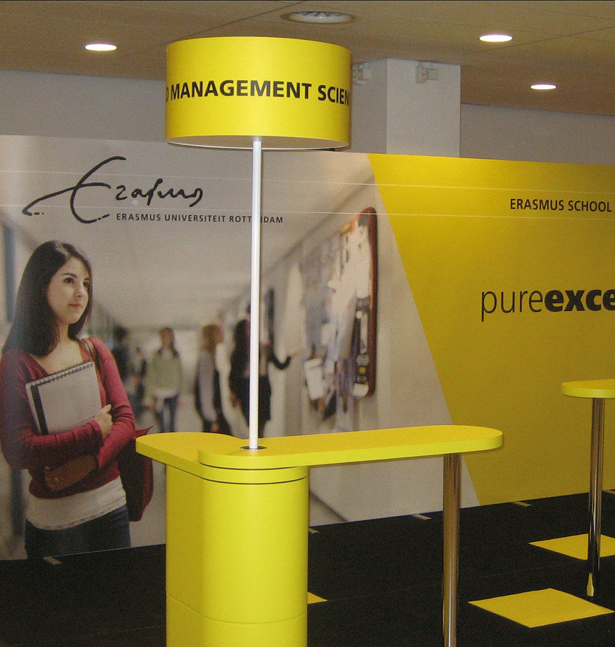 Messetheke in der Farbe Gelb, Pantone 108 C