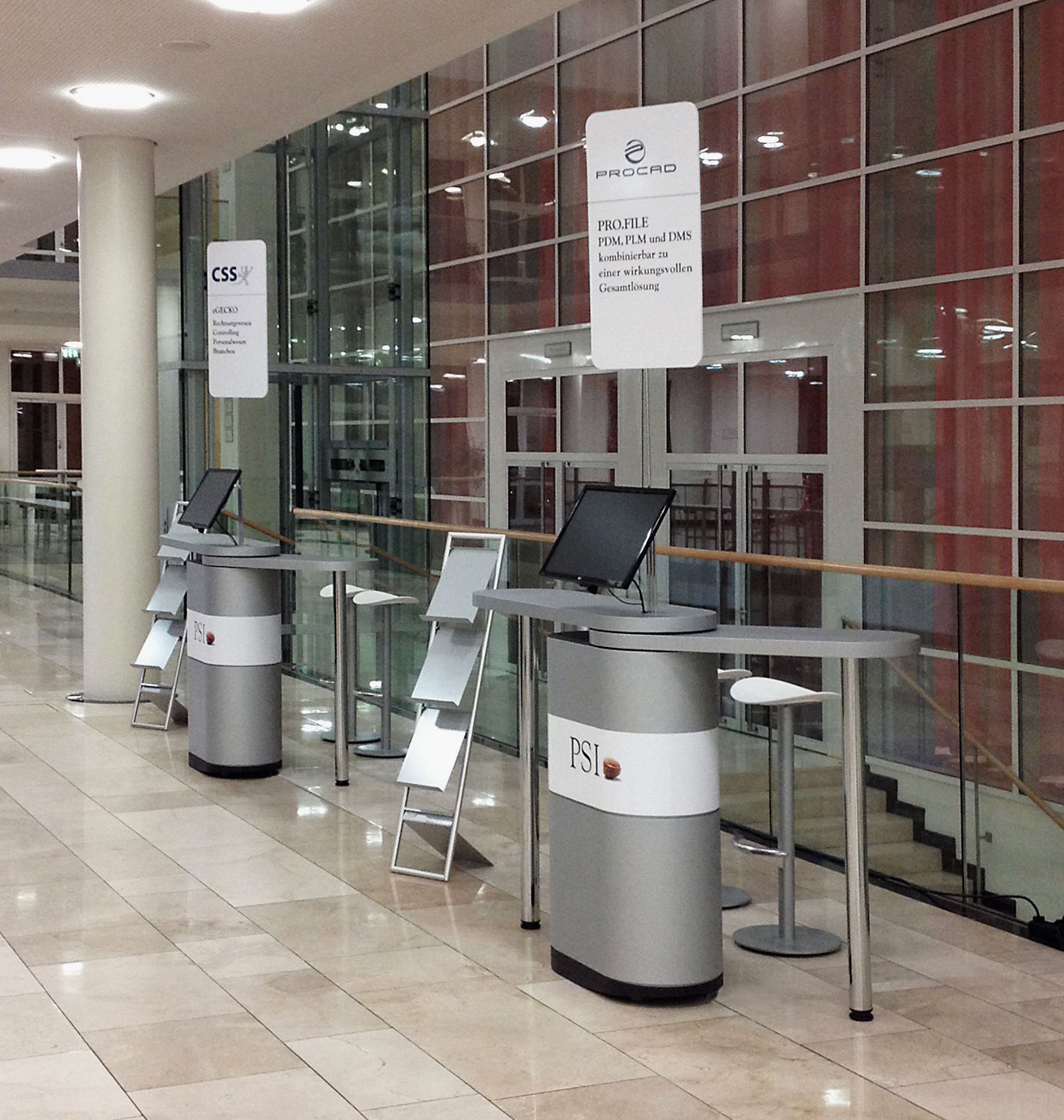 Messetheke in der Farbe Silber mit Logo