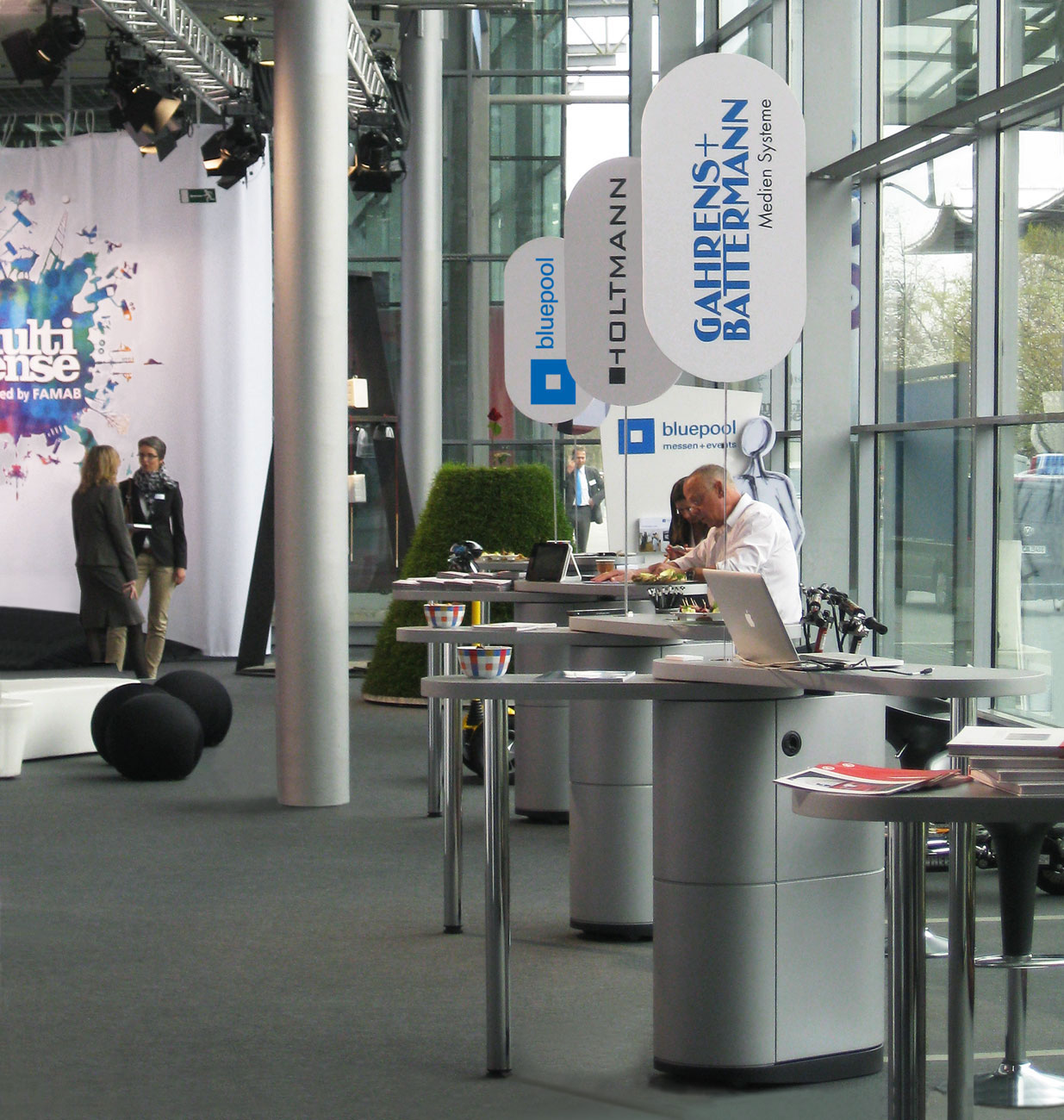 Messetheke in der Farbe Silber