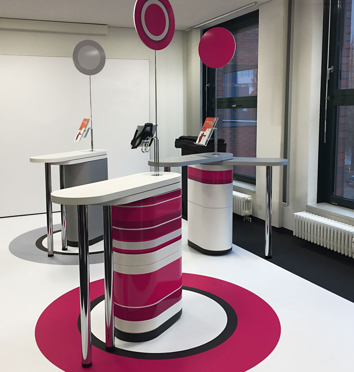 Messetheke in der Farbe Weiß mit Grafik