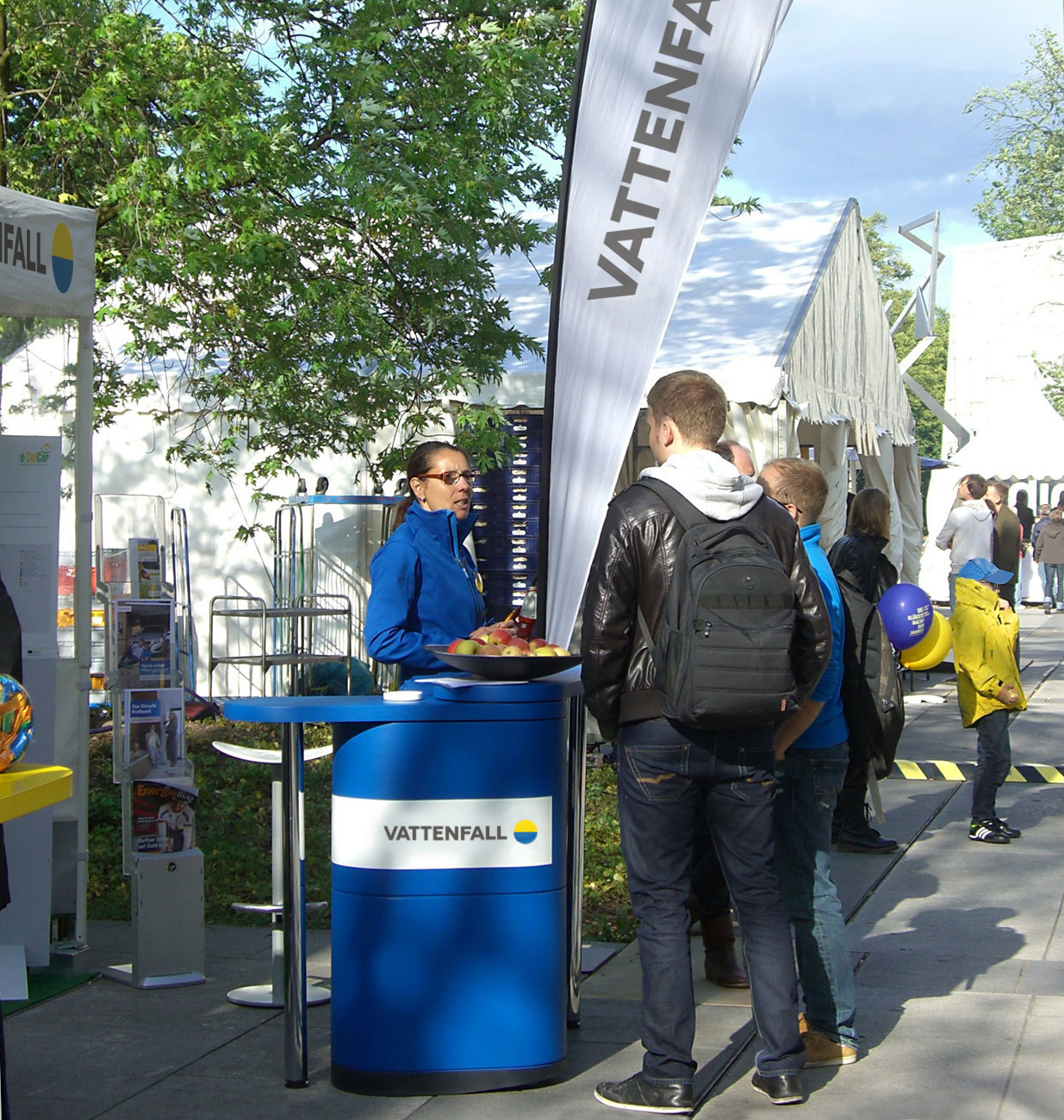 Messetheke in der Farbe Blau mit Logo